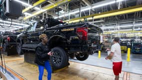 Le nouveau pick-up Ford F-150 sort de la chaîne de montage de l'usine Ford de Dearborn, le 11 avril 2024 à Dearborn, dans le Michigan.