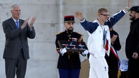 Michel Barnier lors de la parade de la fin des jeux olympiques et paralympiques le 14 septembre 2024