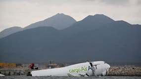 Le 747 s'est partiellement abîmé en mer.