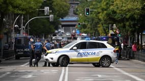 Des policiers bloquent une rue dans le quartier de Vallecas à Madrid, le 20 septembre 2020 (photo d'illustration).