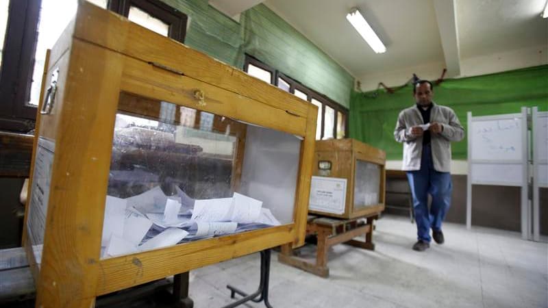 Dans un bureau de vote au Caire. Des observateurs indépendants ont fait état d'irrégularités mardi en Egypte, où se poursuivait la première phase des élections législatives. /Photo prise le 6 décembre 2011/REUTERS/Mohamed Abd El-Ghany