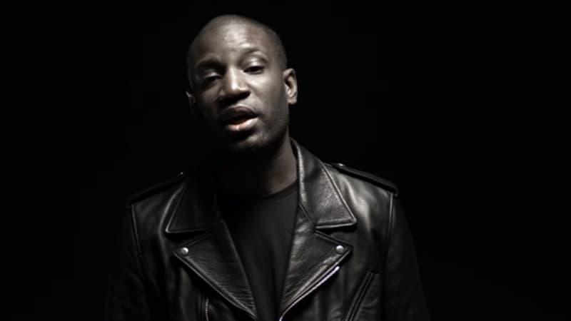 Abd Al Malik, dans le clip de son morceau intitulé "Daniel Darc", hommage au chanteur mort en février 2013.