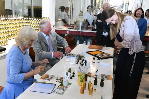 Le prince Charles de la duchesse de Cornouailles en train de sentir des parfums chez Fragonard à Èze en mai 2018.
