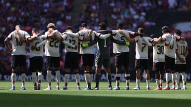 Les joueurs de Liverpool réunis pour rendre hommage à Diogo Jota lors d'une minute de silence avant le Community Shield, le 10 aout 2025