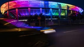 Le stade de Francfort illuminé aux couleurs de l'arc-en-ciel, le 23 juin 2021 en Allemagne