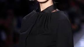 Dior, sans directeur artistique depuis le licenciement de John Galliano en mars dernier, a livré vendredi une collection estivale collant au plus près des codes de la maison de couture, en rendant notamment un fidèle hommage au tailleur bar historique de