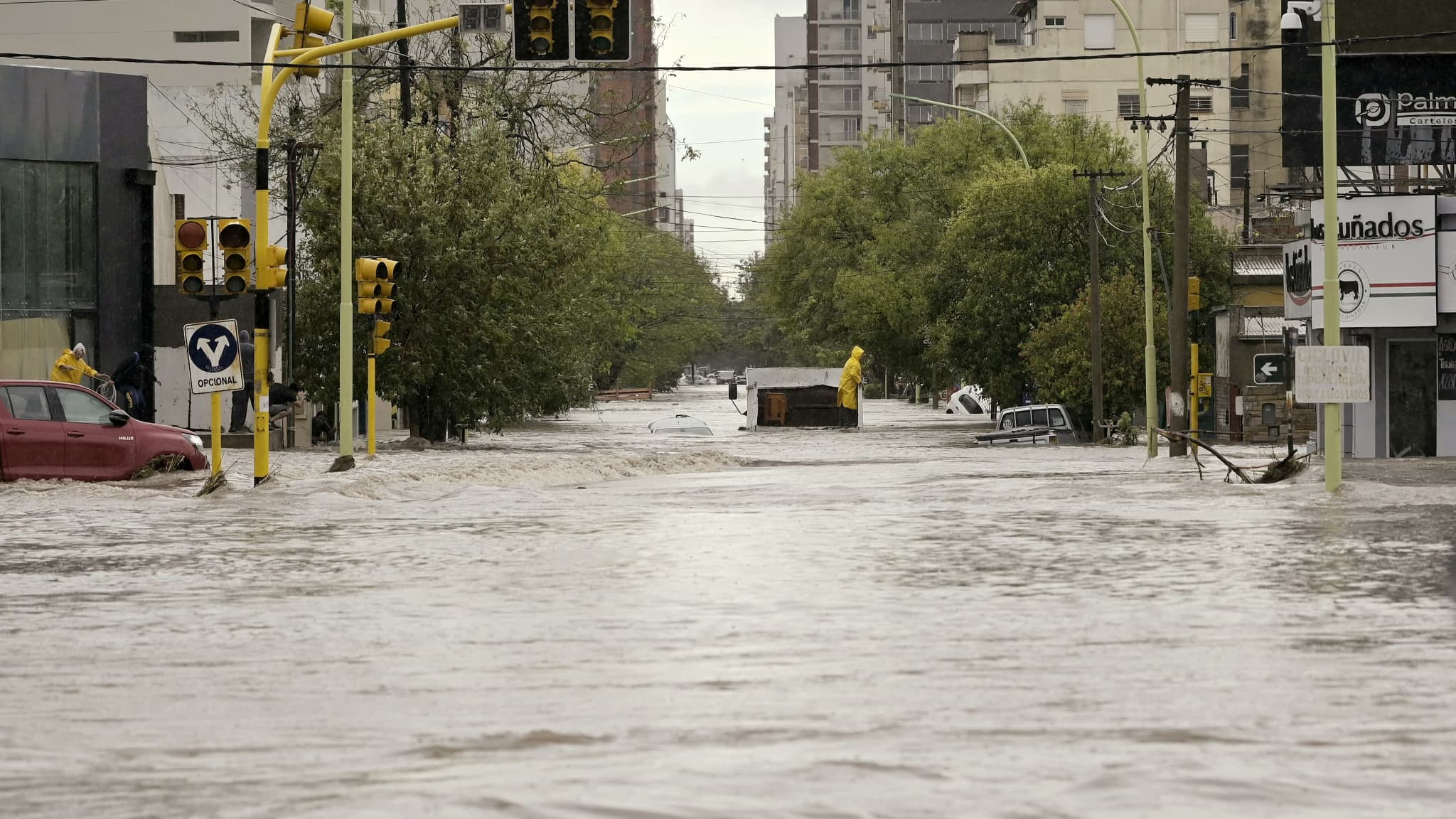 Une rue inondée après qu'une puissante tempête ait frappé la ville de Bahia Blanca, à 600 km au sud de la capitale argentine, le 7 mars 2025. 