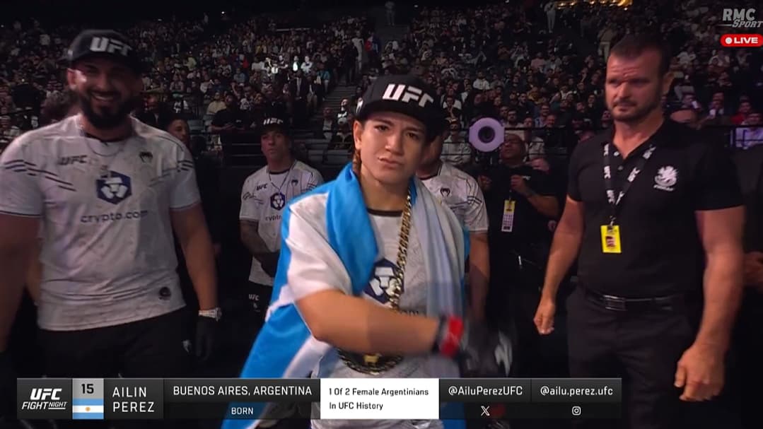 Ailin Perez entre dans l'octogne de l'UFC Paris