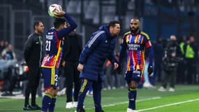 Pierre Sage donne des consignes à Alexandre Lacazette lors d'OM-OL (3-0, 10e journée de L1), le 6 décembre 2023