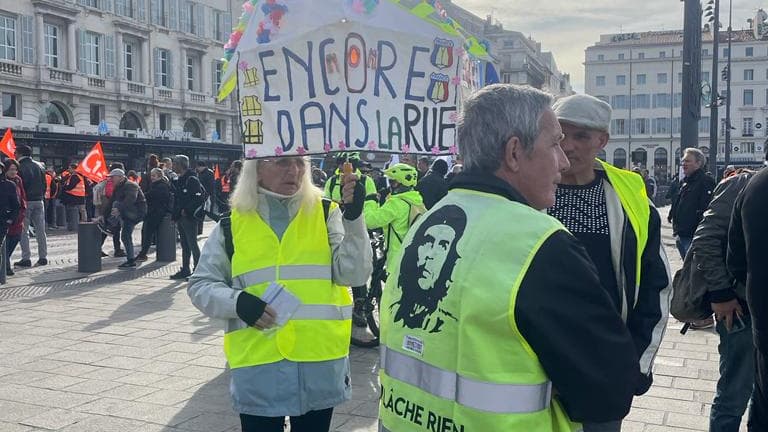Les manifestants arrivent le 16 février à Marseille pour la manifestation contre la réforme des retraites. 
