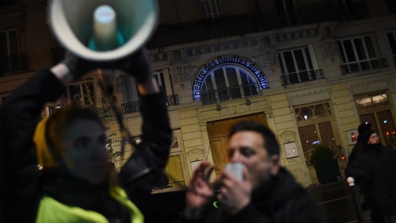 Les manifestants devant le théâtre des Bouffes du Nord, vendredi 17 janvier 2020 - Lucas Barioulet - AFP