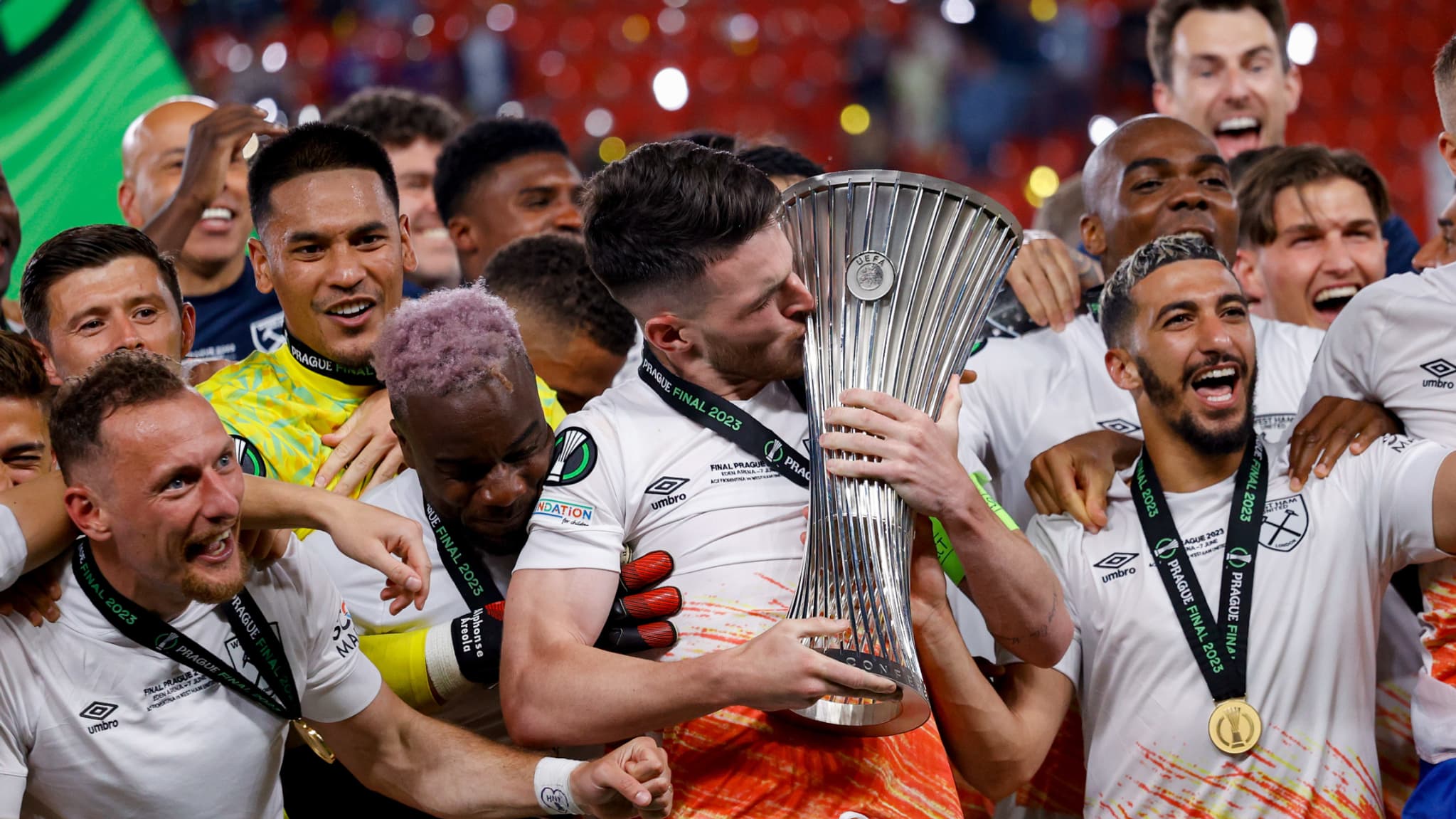 Declan Rice avec le trophée de la C4 le 7 juin 2023.
