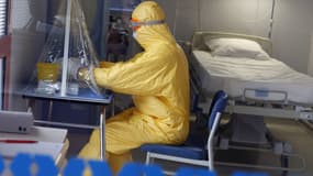 Un médecin dans une chambre à pression négative semblable à celle où a été soignée l'infirmière de MSF contaminée par Ebola, à l'hôpital Bégin de Saint-Mandé, en région parisienne.