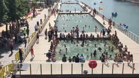 Les piscines flottantes installées sur le bassin de la Villette peuvent accueillir 1.000 personnes par jour 