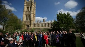 La première ministre écossaise Nicola Sturgeon (au premier rang, au centre), avec des élus du parti indépendantiste SNP, devant la chambre des Parlementaires britanniques, à Londres, le 19 avril 2017