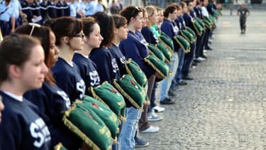 Hollande souhaite que la moitié des Français âgés de 16 à 25 ans effectuent leur service civique en 2018.