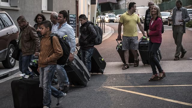 Des réfugiés irakiens arrivent dans une commune française, après avoir quitté leur pays en guerre.