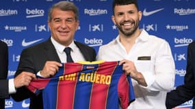 L'ancien attaquant de Manchester City, l'Argentin Sergio Aguero, au côté du président du FC Barcelone, Joan Laporta, lors de sa présentation officielle, le 31 mai 2021 au Camp Nou