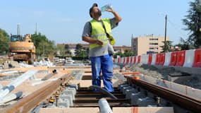 Un ouvrier sur le chantier du tramway à Toulouse, en 2009. Pour le travail en plein air, l'employeur doit respecter des conditions particulières en cas de chaleur.