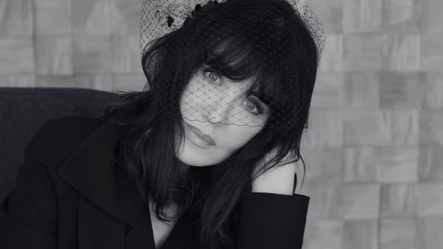 Isabelle Adjani dans le clip de "Meet Me By The Gates"