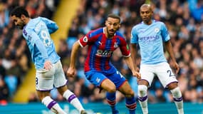 Cenk Tosun entre Ilkay Gundogan et Fernandinho lors de Manchester City-Crystal Palace, le 18 janvier 2020