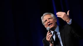 Dominique de Villepin a expliqué dimanche qu'il déciderait à l'automne prochain de se présenter ou non à l'élection présidentielle de 2012. "Ce sera dans le temps de l'automne ou même un peu plus tard", a déclaré l'ancien Premier ministre sur Canal +. /Ph