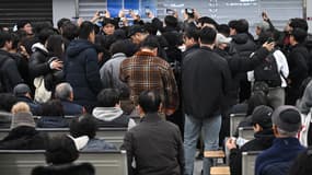 Des personnes et des proches des passagers du Boeing 737-800 qui s'est écrasé à l'aéroport international de Muan. 