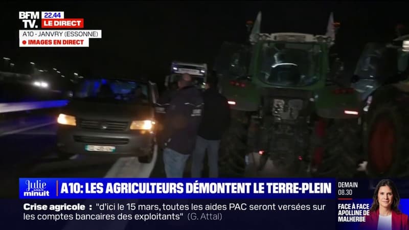Mobilisation des agriculteurs: une glissière de terre-plein central démontée sur l'autoroute A10 au niveau de Janvry (Essonne) pour occuper les deux sens de circulation