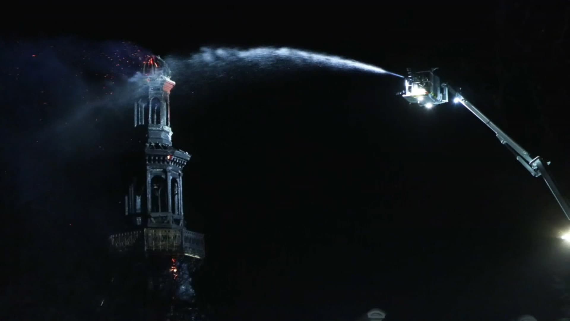 La flèche de la mairie du 12e arrondissement de Paris, noircie par les flammes dans un incendie lundi 27 janvier 2025.