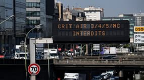 Un panneau en 2020 interdisant à la circulation des véhicules sans vignette et Crit'Air 3, 4 et 5 sur le périphérique parisien.