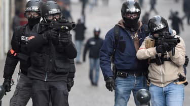 Des policiers équipés de LBD