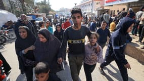 Des Gazaouis arrivent à l'hôpital de Khan Younès de Gaza, ville bombardée par l'armée israélienne, le 7 décembre 2023