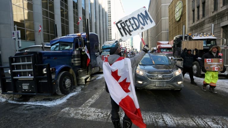 Des manifestants contre les mesures sanitaires dans les rues d'Ottawa samedi 5 février 2022