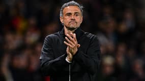 Luis Enrique avec les mains jointes lors de PSG-Barça, le 10 avril 2024