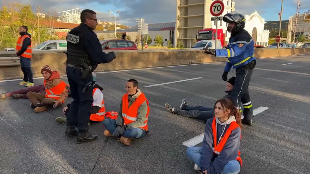 Les forces de l'ordre sont arrivées pour déloger les manifestants.