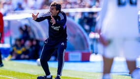 Raul, très expressif sur le bord du terrain, au moment de délivrer ses consignes aux joueurs, le 5 février 2023