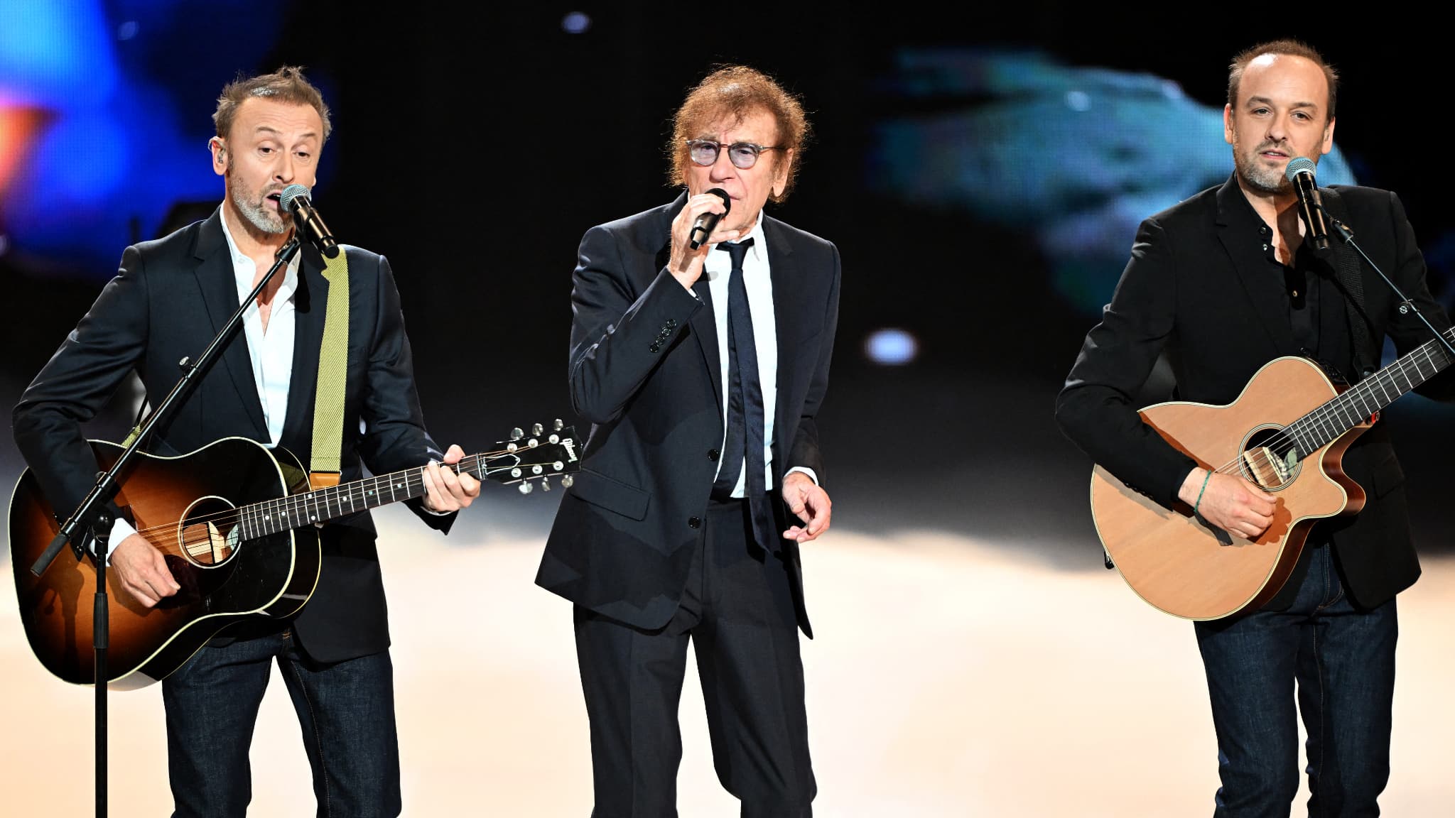 Alain Souchon entouré de ses fils Ours et Pierre, aux Victoires de la musique, le 14 février 2025.