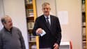 L'ancien candidat à la présidence du parti ruraliste français Résistons ! Jean Lassalle dans un bureau de vote de Lourdios-Icheres, dans le sud-ouest de la France, le 24 avril 2022. 