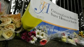 Des bouquets déposés devant le collège-lycée catholique Saint-Thomas d'Aquin en hommage à la professeure d'espagnol poignardée la veille en classe, le 23 février 2023 à Saint-Jean-de-Luz, dans les Pyrénées-Atlantiques