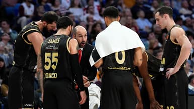 L'entraîneur Vassilis Spanoulis avec ses joueurs lors du match Real Madrid-Monaco (90-78, Euroleague), le 22 janvier 2026