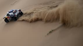 La Mini pilotée par Stéphane Peterhansel fend les dunes du Dakar en direction de Yanbu, en Arabie saoudite, le 14 janvier 2021