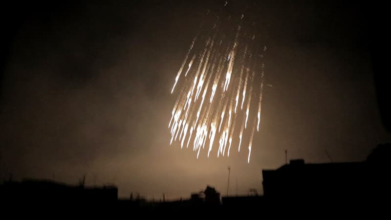 Cette photo prise en mars 2018 à Douma, en Syrie, montre ce qui semble être un bombardement au phosphore. (illustration)
