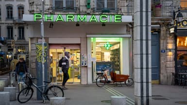 La façade d'une pharmacie située place des Terreaux dans le 1er arrondissement de Lyon, le 1er octobre 2023.