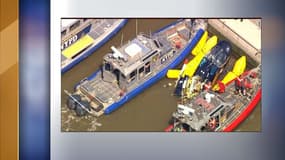 L'hélicoptère et les secours dans les eaux de l'Hudson river à New York.