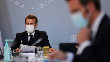 Le président Emmanuel Macron lors d'un Conseil de défense à l'Elysée avec le ministre de la Santé Olivier Veran, le 12 novembre 2020 à Paris