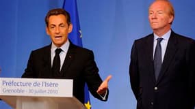 Nicolas Sarkozy et le ministre de l'Intérieur Brice Hortefeux à Grenoble. Le chef de l'Etat a établi un lien entre délinquance et immigration dans un discours destiné à conforter son camp, mais l'opposition l'accuse de dérive droitière. /Photo prise le 30