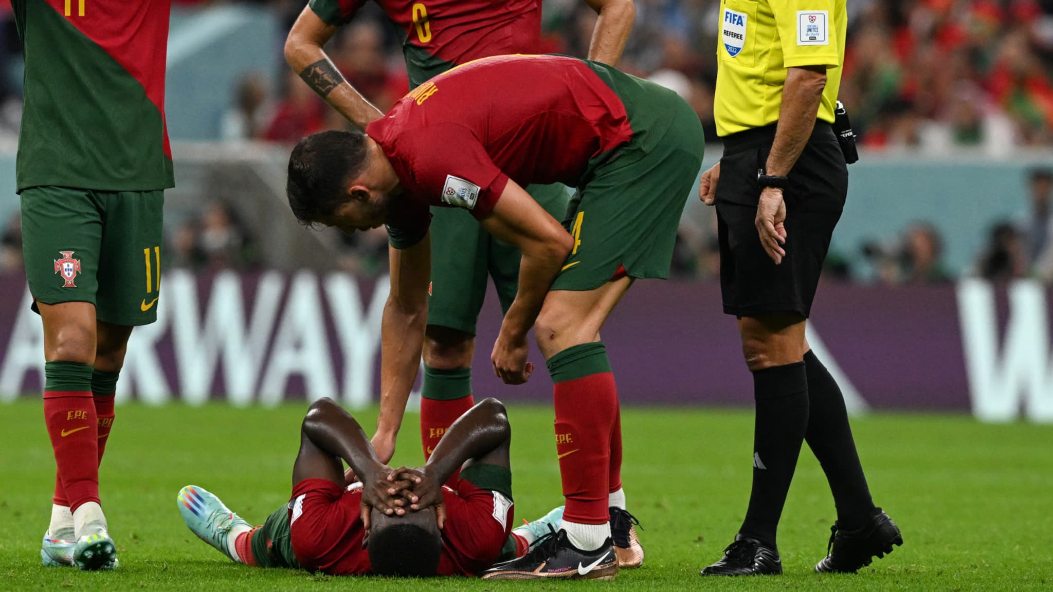 Nuno Mendes en pleurs lors de Portugal-Uruguay au Mondial 2022