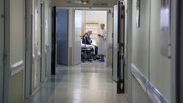 Des personnes âgées attendent au service des urgences de l'hôpital Purpan à Toulouse (image d'illustration)