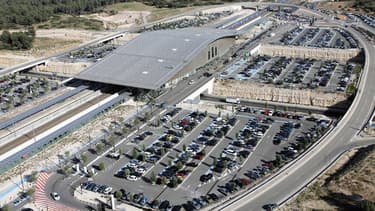 Plus besoin de faire la queue au desk d'un loueur de voiture après un trajet en train. Ce service, mis en place par Oui Car et la SNCF, permet de prendre possession d'un véhicule avec une appli mobile.