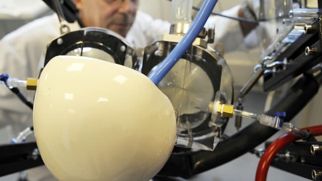 Le décès du troisième patient, implanté d'un cœur artificiel Carmat, ne compromettra pas la suite des projets de la "medtech" française.